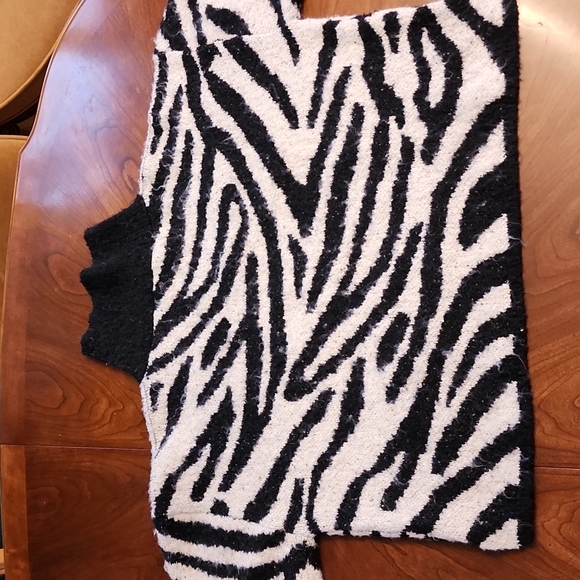 Zebra sweater- super soft & oversized - Picture 8 of 12